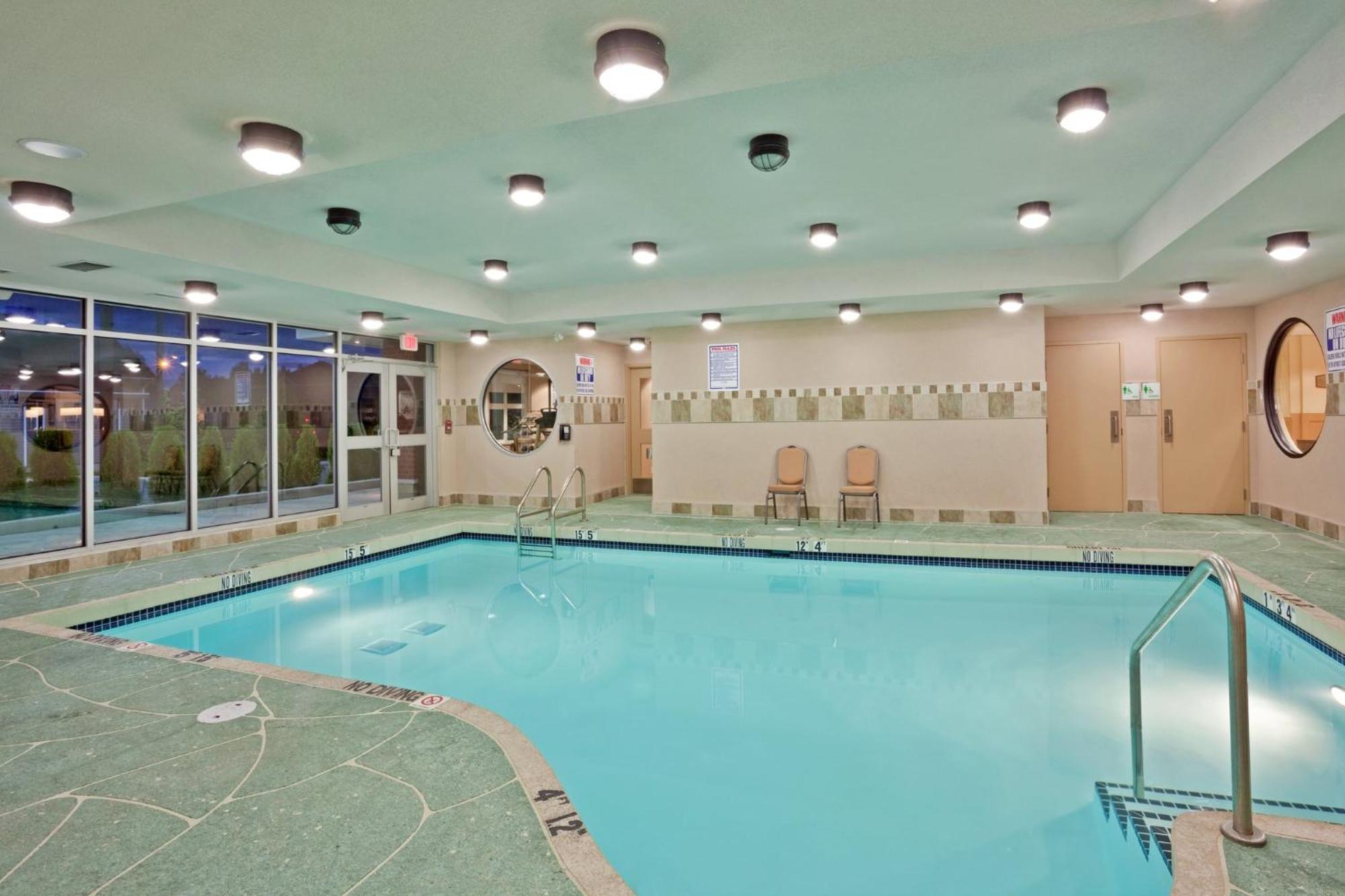 Holiday Inn Hotel & Suites Surrey East - Cloverdale By Ihg Bagian luar foto