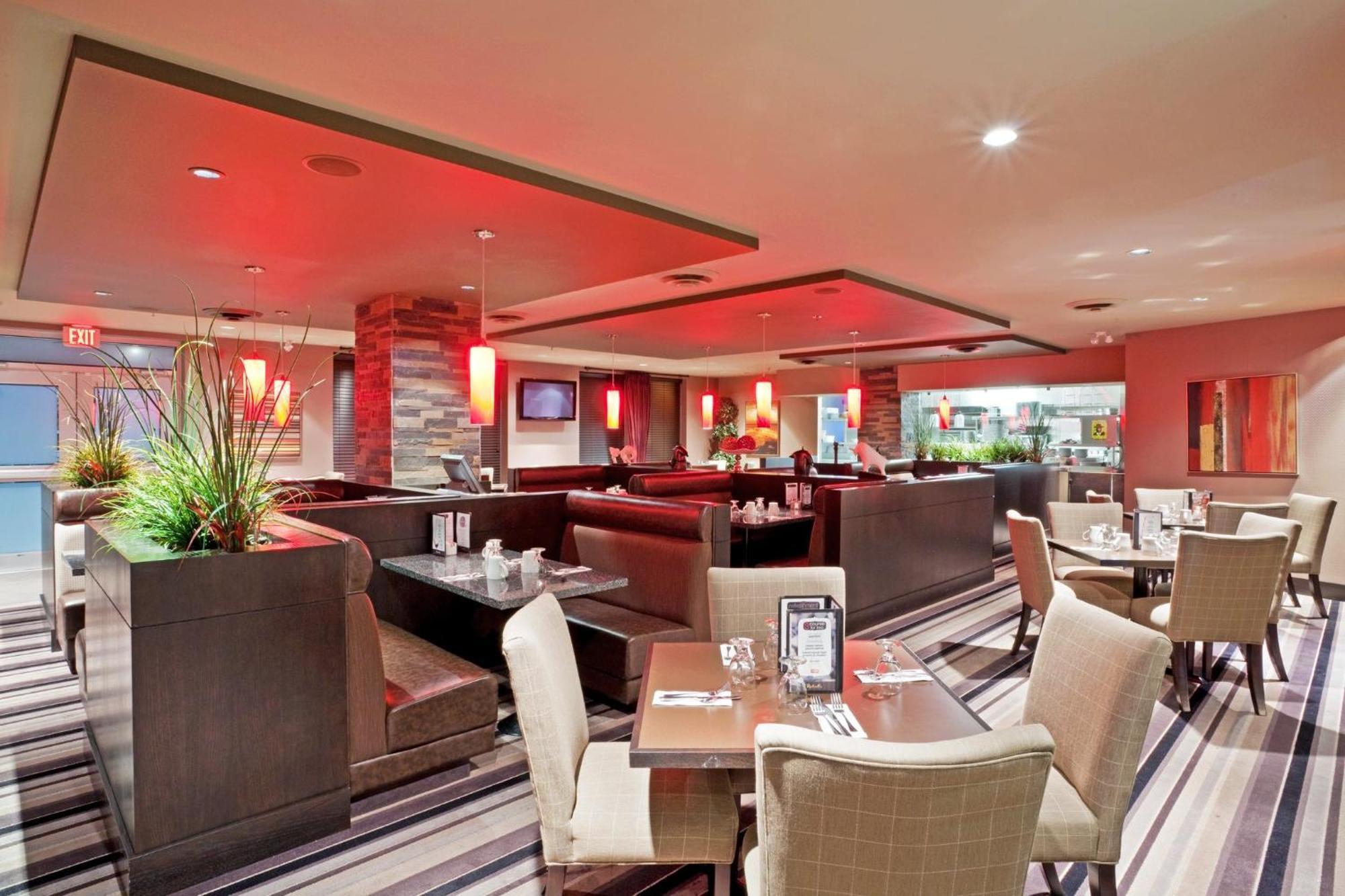 Holiday Inn Hotel & Suites Surrey East - Cloverdale By Ihg Bagian luar foto
