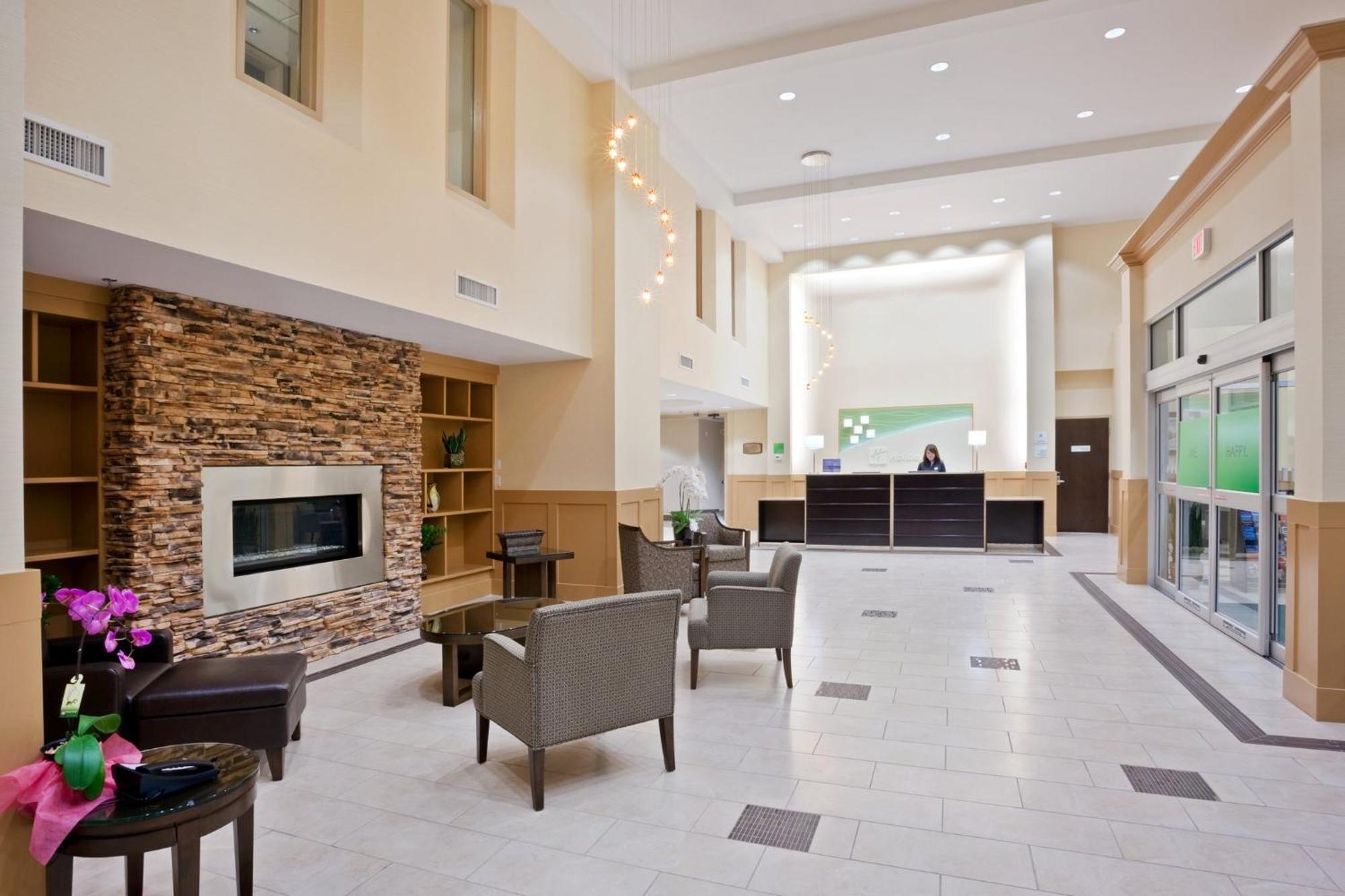 Holiday Inn Hotel & Suites Surrey East - Cloverdale By Ihg Bagian luar foto