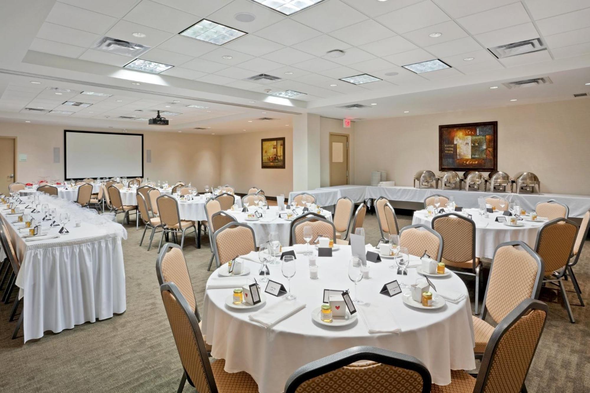 Holiday Inn Hotel & Suites Surrey East - Cloverdale By Ihg Bagian luar foto