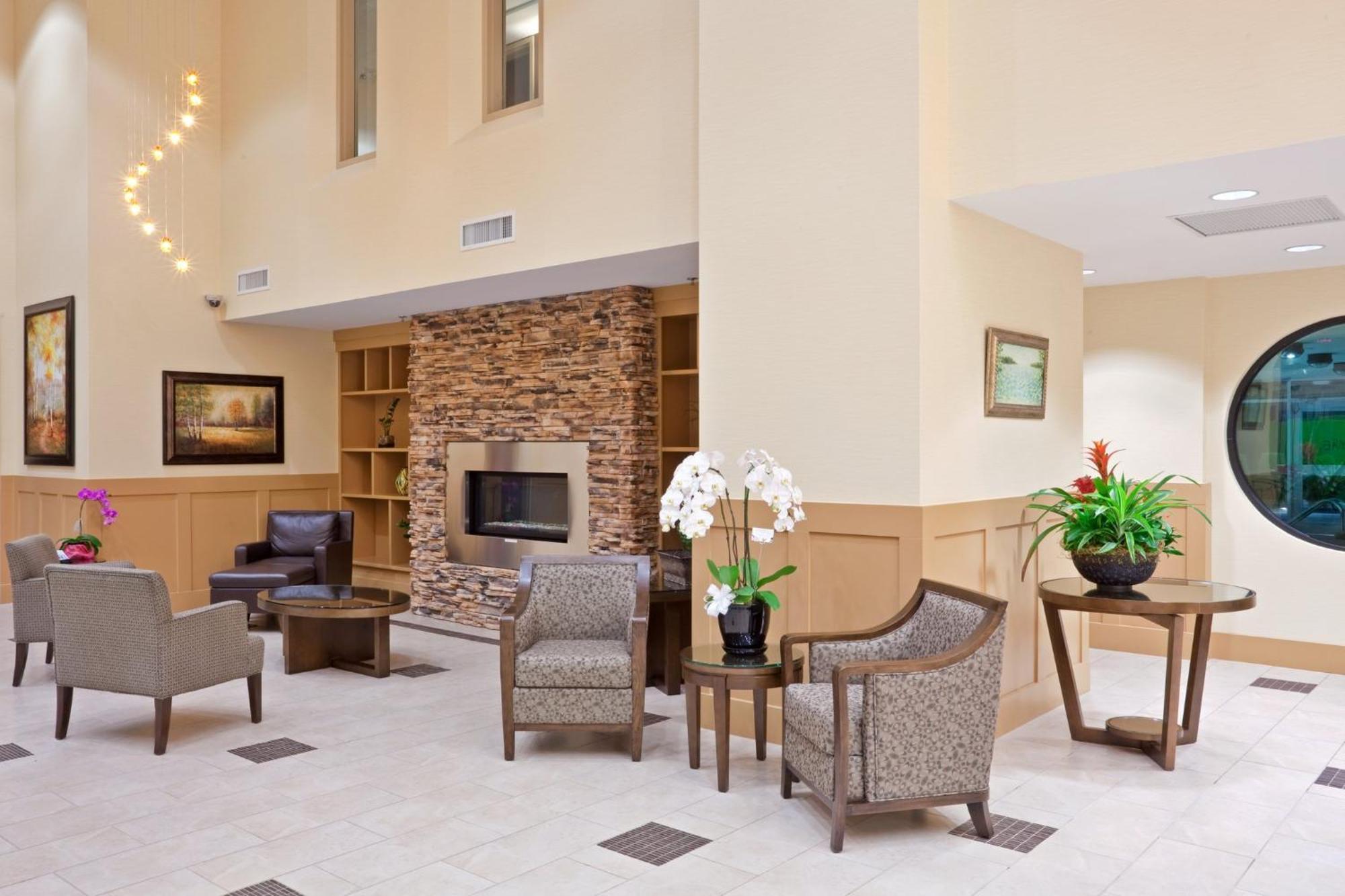 Holiday Inn Hotel & Suites Surrey East - Cloverdale By Ihg Bagian luar foto