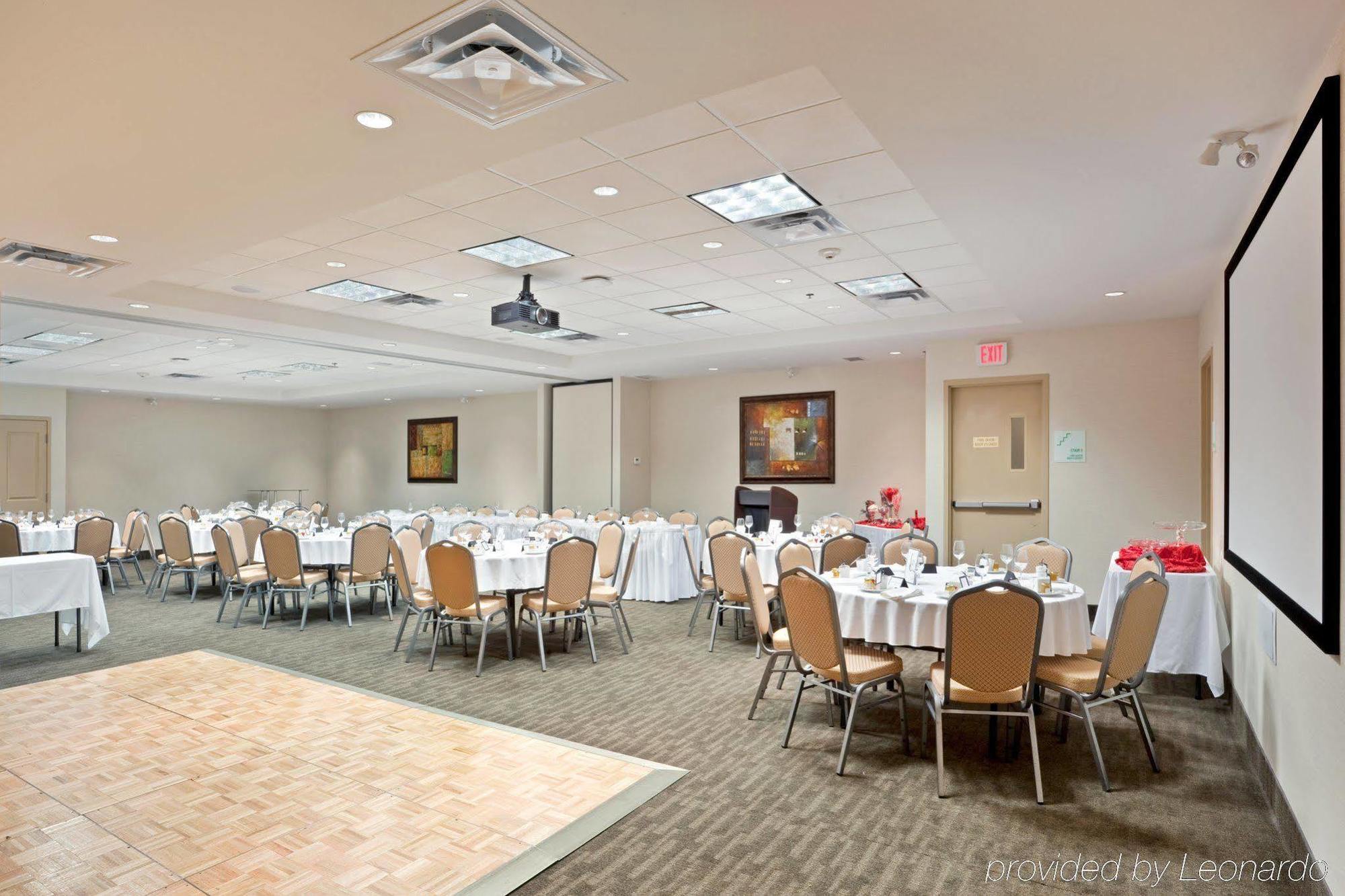 Holiday Inn Hotel & Suites Surrey East - Cloverdale By Ihg Bagian luar foto