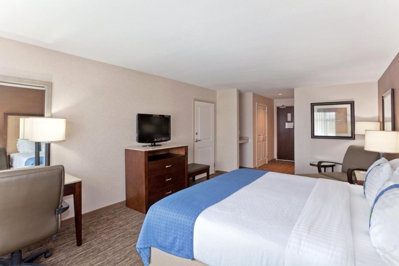 Holiday Inn Hotel & Suites Surrey East - Cloverdale By Ihg Bagian luar foto